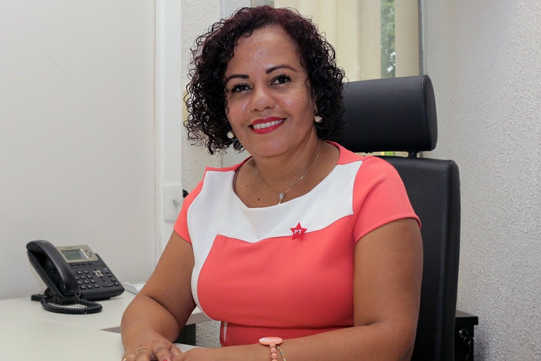 Guida Calixto requer informações à prefeitura sobre descentralização de locais de vacinação contra Covid a idosos, bem como se dará o transporte deste público