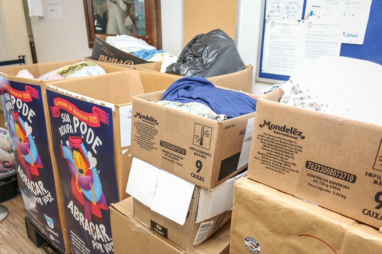 Câmara entrega mais 60 quilos de roupas para a Campanha do Agasalho; doações podem ser feitas até o dia 18 de agosto