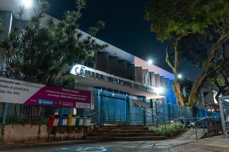 Câmara ilumina suas fachadas com as cores da bandeira de Campinas em homenagem aos 247 anos da cidade