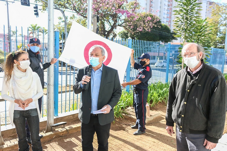 Câmara promove o hasteamento da Bandeira da Paz e ilumina o prédio com as cores do símbolo do Dia Mundial e da Cultura da Paz