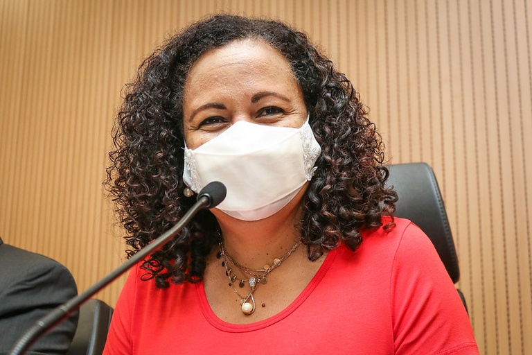 Guida Calixto protocola projeto para criar o Dia da Educação Pública