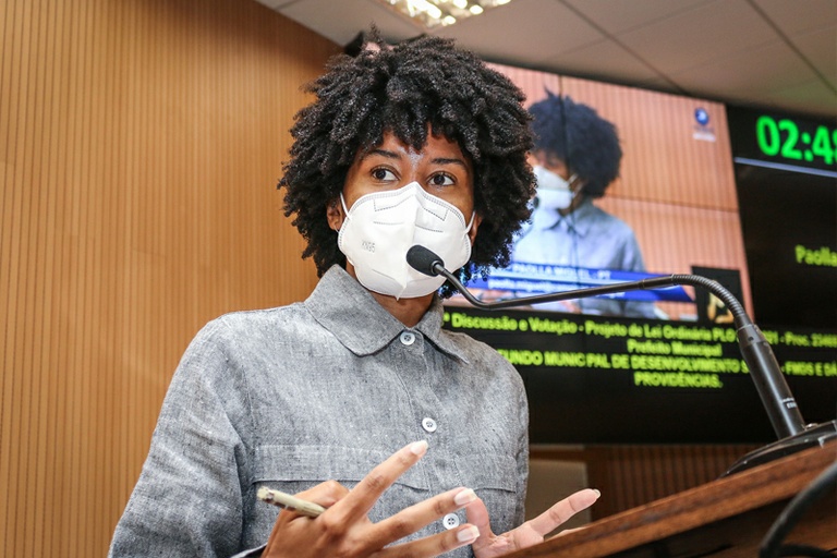 Paolla Miguel é vítima de injúria racial durante discurso na reunião desta segunda (8); vereadora fará BO e Câmara repudia ato repugnante e determina apuração para identificar ofensores