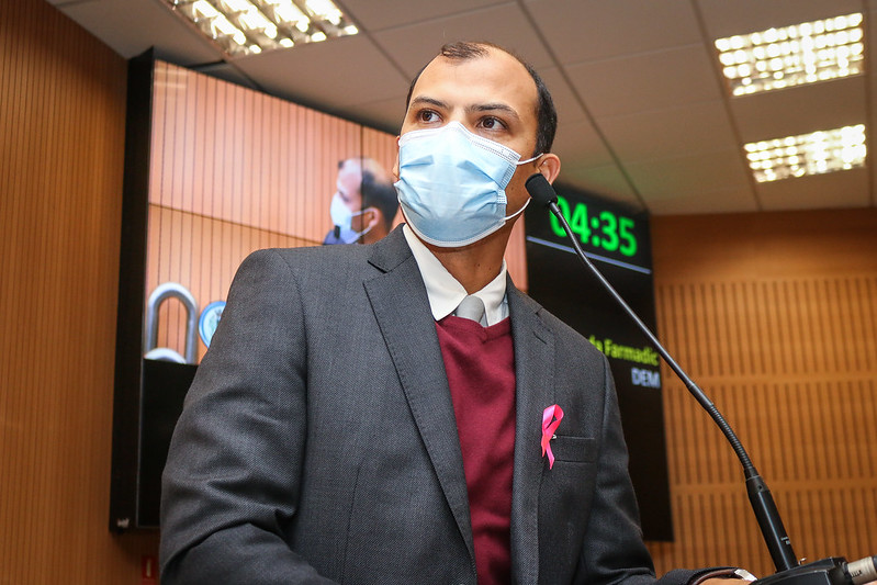 Rodrigo da Farmadic requer informações da prefeitura sobre a circulação irregular de animais de grande porte em vias urbanas