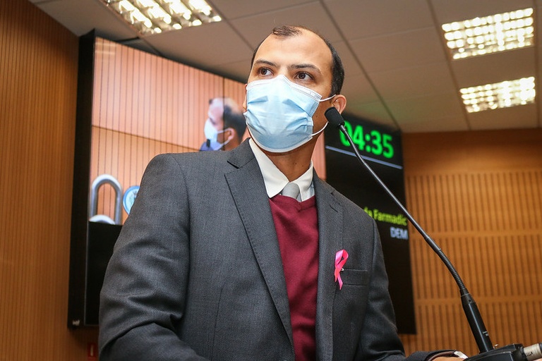 Rodrigo da Farmadic requer informações da prefeitura sobre a circulação irregular de animais de grande porte em vias urbanas