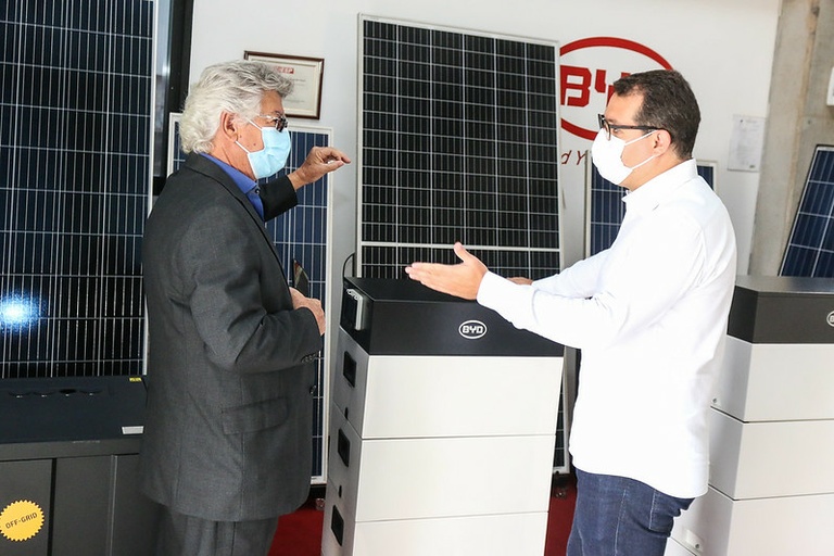 Rumo à energia limpa e sustentável: Câmara receberá da BYD, sem custos, projeto para instalação de sistema fotovoltaico