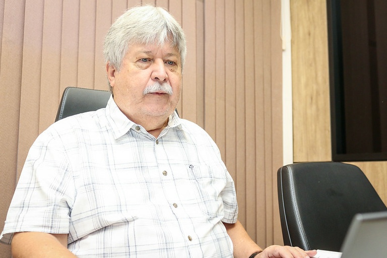 Agora é lei: norma criada por Schneider, que obriga divulgação dos telefones do Disque-Denúncia de Violência contra Crianças e Adolescentes, entra em vigor
