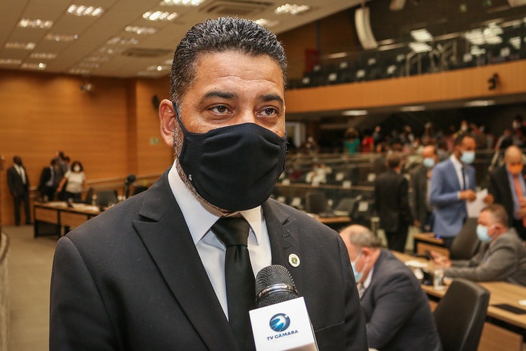 Projetos de Carlinhos Camelô propõem a inclusão de profissionais de Língua Brasileira de Sinais em escolas e unidades de saúde