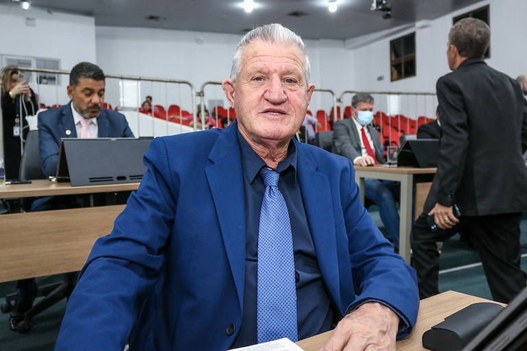 Jair da Farmácia protocola projeto que institui o Programa Municipal de Equoterapia