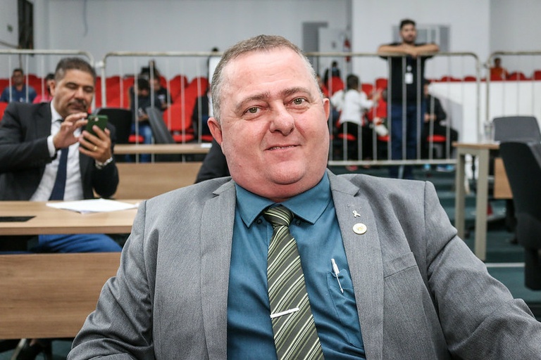 Marcelo da Farmácia protocola projeto de lei que torna obrigatório o ensino de Libras como conhecimento básico no currículo do ensino fundamental das escolas municipais