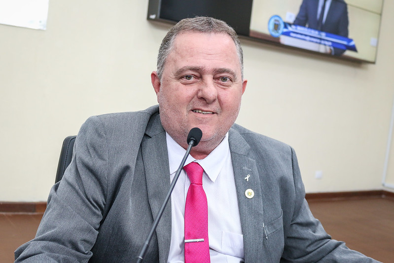 Marcelo da Farmácia protocola projeto que cria sistema de automação para identificar veículos que ocupam de forma irregular vagas destinadas a pessoas idosas e com deficiência