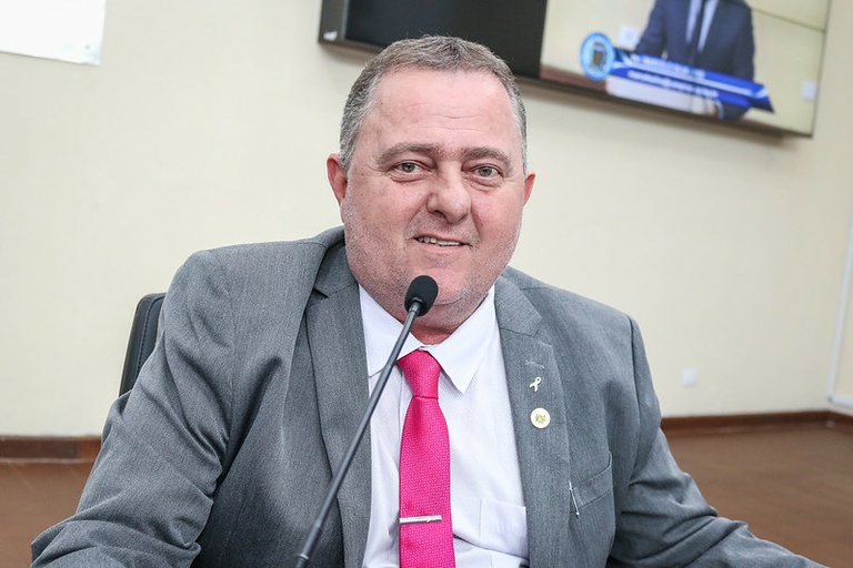 Marcelo da Farmácia protocola projeto que cria sistema de automação para identificar veículos que ocupam de forma irregular vagas destinadas a pessoas idosas e com deficiência