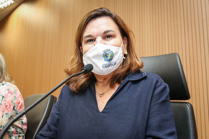 Debora Palermo protocola requerimento homenageando os 90 anos de voto feminino no Brasil, que se completam neste dia 24