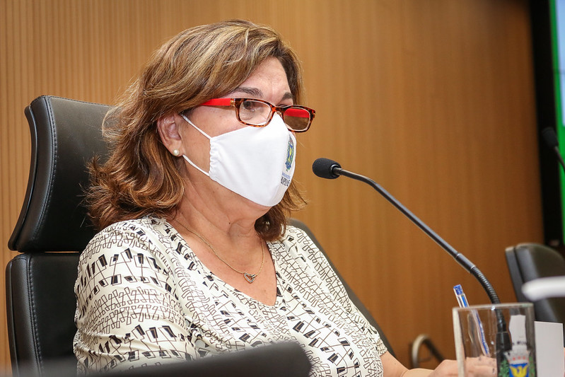 Em requerimento, Débora Palermo cobra o Executivo sobre contratação obrigatória de psicólogos e assistentes sociais