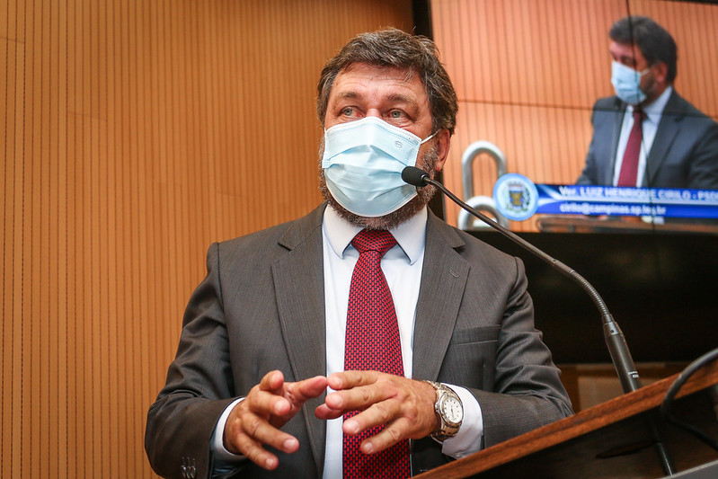 Luiz Cirilo cobra fiscalização de sua lei que obriga pais a apresentar a caderneta de vacinação para fazer as matrículas de alunos nas escolas
