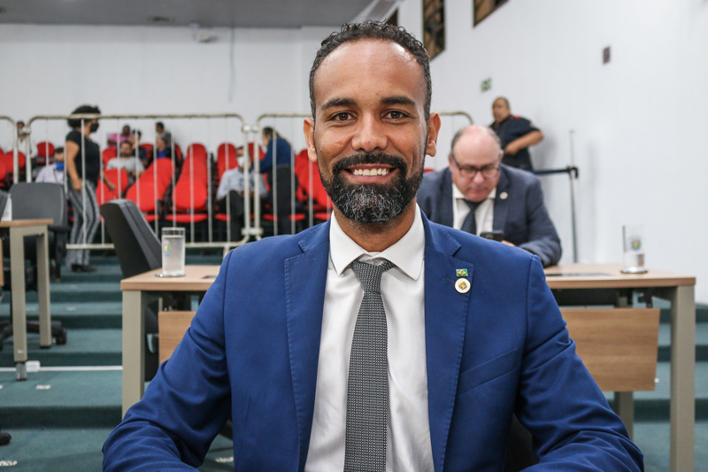 Higor Diego solicita mudança na lei que autoriza doação de óculos a alunos do  Programa de Educação de Jovens e Adultos