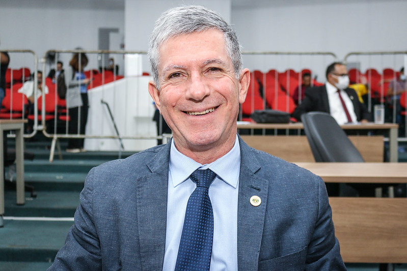 Paulo Haddad presta homenagem a vice-reitora da Unicamp