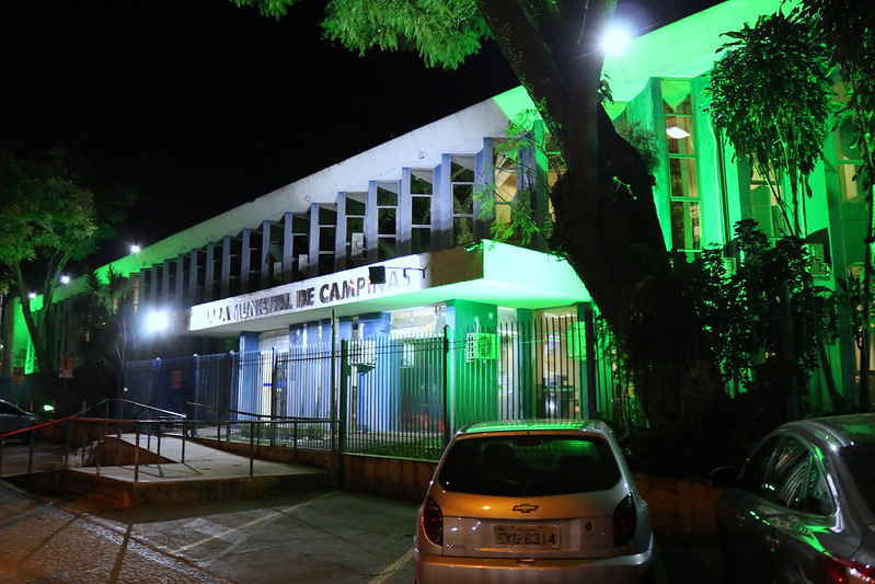 Prédio da Câmara foi iluminado de verde em virtude da Semana Municipal de Conscientização sobre a Escoliose 