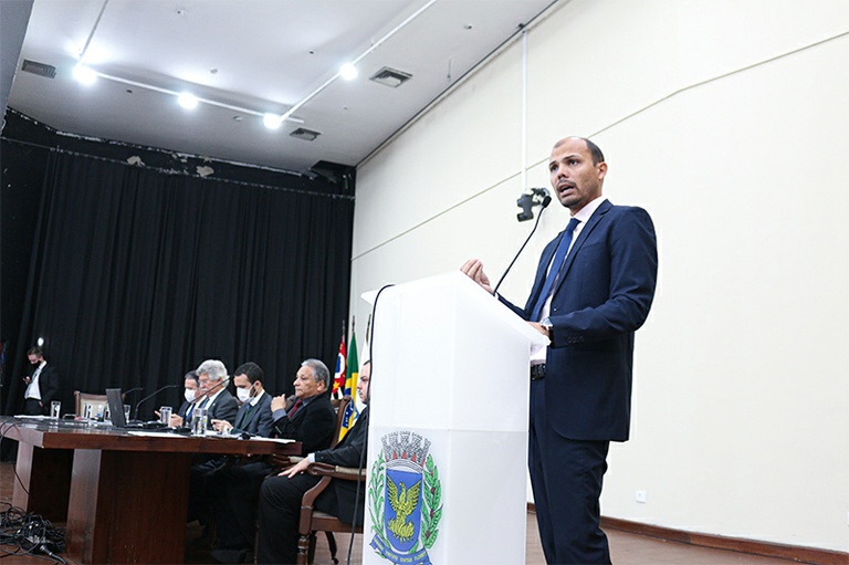 Rodrigo da Farmadic cobra prefeitura sobre falta de professores de matemática em escola do distrito do Ouro Verde