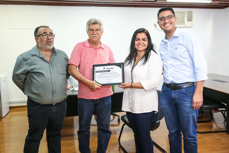 Zé Carlos recebe do presidente da Câmara de Monte Mor Moção de Aplauso para a Elecamp por ajudar a capacitar servidores daquela cidade