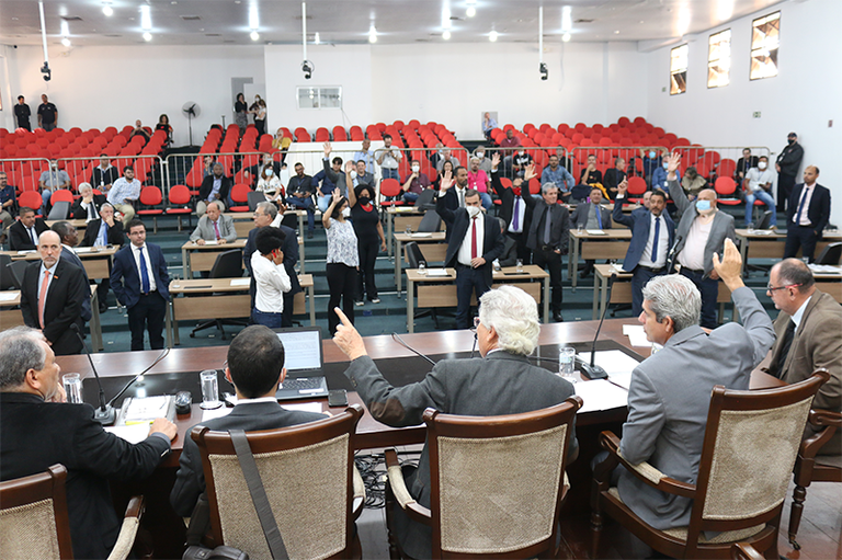 Câmara faz segunda reunião no Teatro Bento Quirino com a presença dos vereadores; na pauta o Código Sinal Vermelho, programa de prevenção e combate à violência contra a mulher