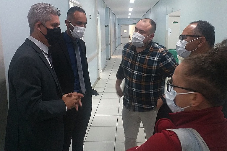 Magoga, Higor Diego e Cecílio fazem diligência para verificar atendimento na UPA do Campo Grande