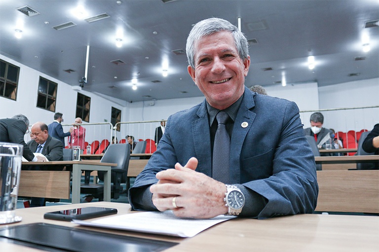 Paulo Haddad pretende impedir aquisição de copos plásticos por parte de administração pública municipal