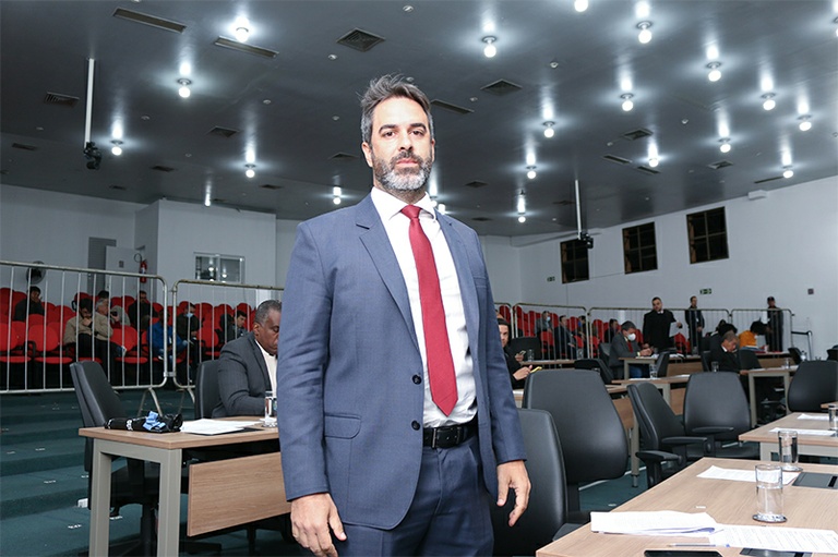 Projeto de Hossri que proíbe a exigência de apresentação do comprovante de vacinação será votado em 1ª análise na segunda-feira (23)