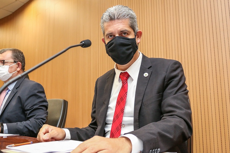 Projeto de Eduardo Magoga obriga as agências bancárias e estabelecimentos que tenham caixa eletrônico a disponibilizar dispensador de álcool gel antisséptico