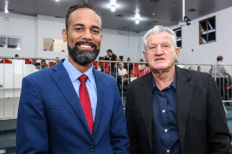 Higor Diego e Jair da Farmácia protocolam Projeto que torna obrigatório o fornecimento gratuito de aparelhos a deficientes auditivos que frequentem programas da Fumec