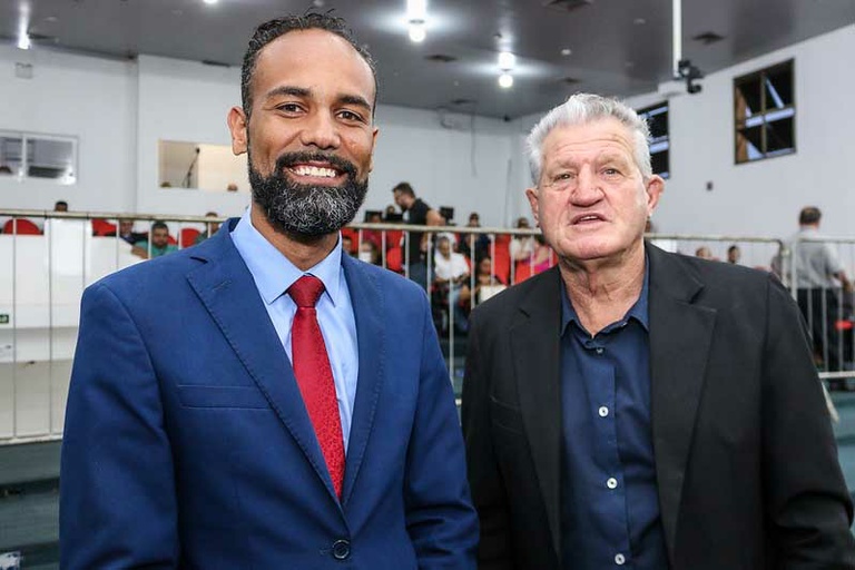 Higor Diego e Jair da Farmácia protocolam Projeto que torna obrigatório o fornecimento gratuito de aparelhos a deficientes auditivos que frequentem programas da Fumec