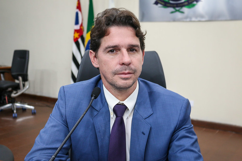 Marcelo Silva protocola projeto que obriga escolas a ter aparelho desfibrilador e funcionários capacitados para operar o equipamento