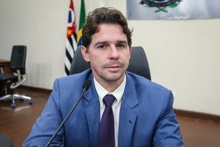 Marcelo Silva protocola projeto que obriga escolas a ter aparelho desfibrilador e funcionários capacitados para operar o equipamento