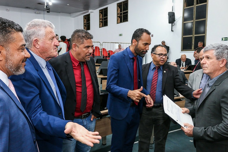 Câmara analisa nesta segunda (24) identificação na mochila e no capacete de motoboys e instalação de equipamento para recarga de veículos elétricos em novos condomínios