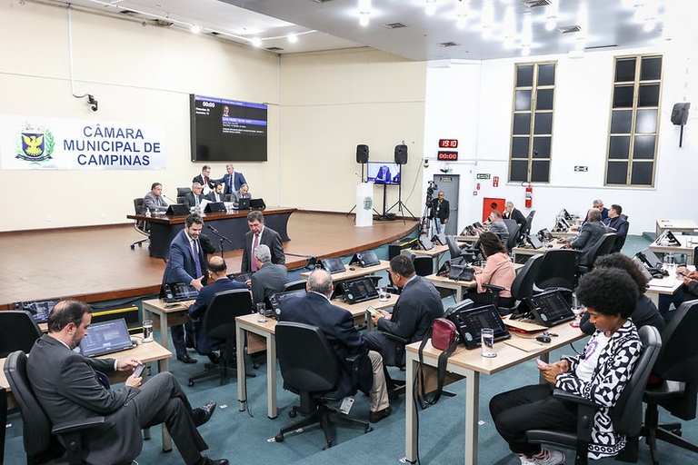 Câmara vota nesta segunda proibição de oferta de crédito consignado por telefone a aposentados e multa para proprietário de animal de grande porte que transita pelas ruas