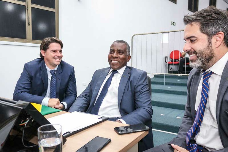 PL de Hossri, Marcelo Silva e Major Jaime que propõe regulamentação específica para distribuição de material extracurricular nas escolas deve ser votado em 1ª análise nesta quarta 
