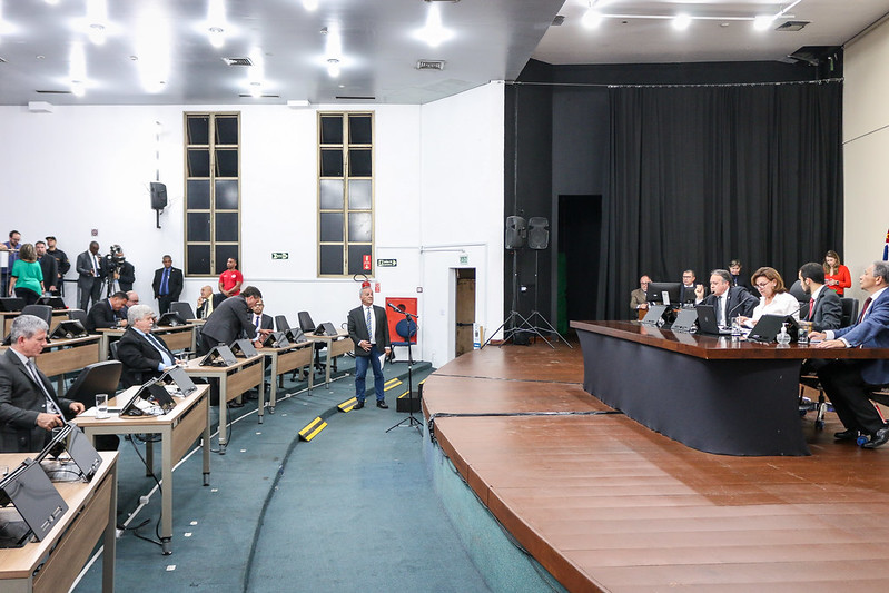 Vereadores aprovam, em definitivo, PL que proíbe inauguração de obras inacabadas e ampliação de fornecimento de óculos de grau a alunos da Fumec