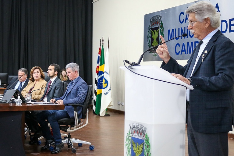 Zé Carlos renuncia ao cargo de presidente e Debora assume em definitivo até dezembro; fato não é inédito na história da Câmara e ocorreu em pelo menos outras cinco ocasiões