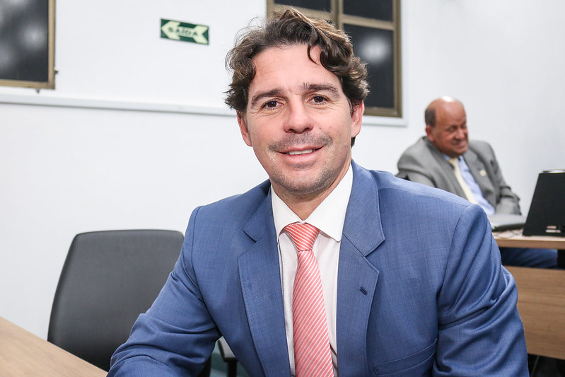 Marcelo Silva entrega Diploma de Mérito Odontológico nesta quinta (22)