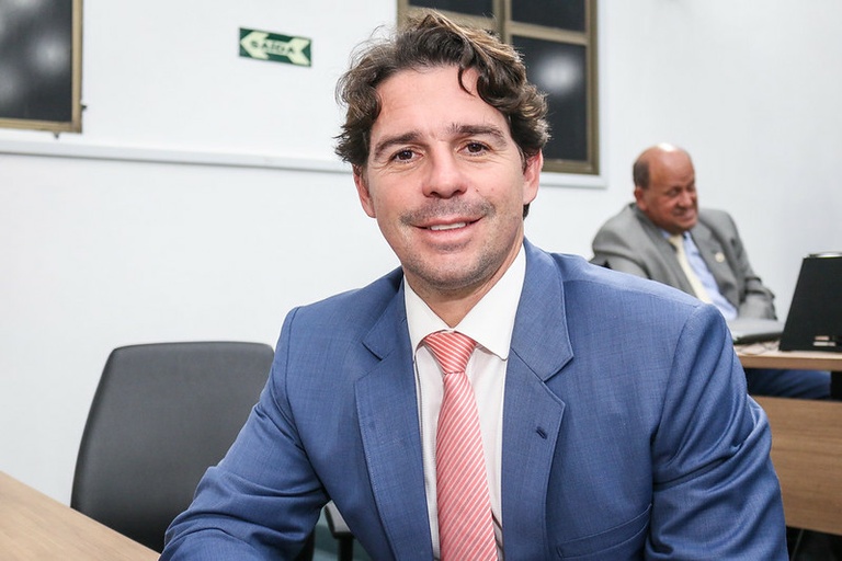Marcelo Silva entrega Diploma de Mérito Odontológico nesta quinta (22)