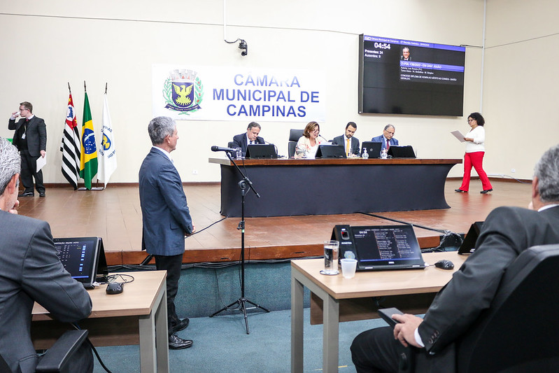 Na primeira reunião conduzida por Debora Palermo, como presidente em exercício da Câmara, vereadores aprovam em 1º turno projeto que proíbe inauguração de obras inacabadas