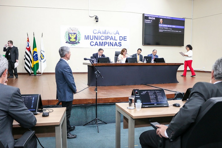 Na primeira reunião conduzida por Debora Palermo, como presidente em exercício da Câmara, vereadores aprovam em 1º turno projeto que proíbe inauguração de obras inacabadas