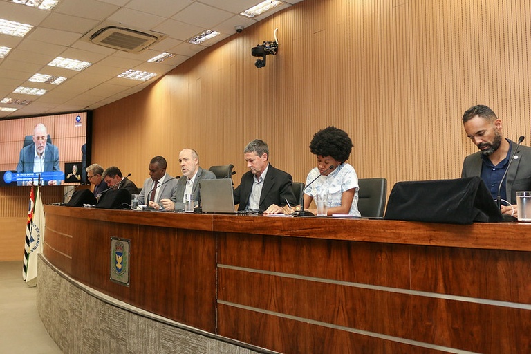 Após quase 3 hs de leitura, CPI que apura supostas vantagens indevidas para prorrogação de contratos aprova relatório e encaminha para votação no plenário nesta quarta (26)