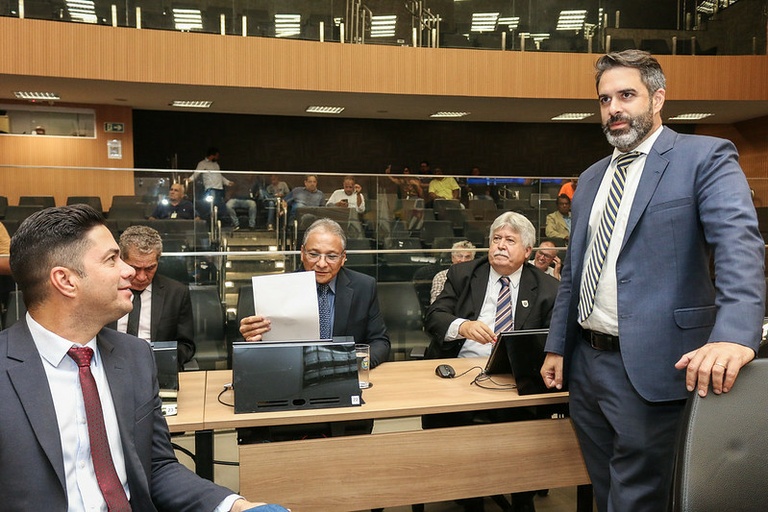 Câmara aprova, em análise inicial, Projeto de Lei que obriga restaurantes que oferecem apenas cardápios digitais a disponibilizar Internet gratuita a clientes