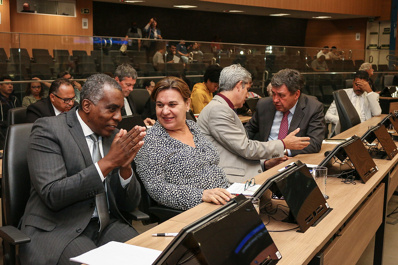 Em primeira votação, Câmara aprova Projeto de Lei que majora em dez vezes a multa para empresas que não retirarem fios inutilizados de postes