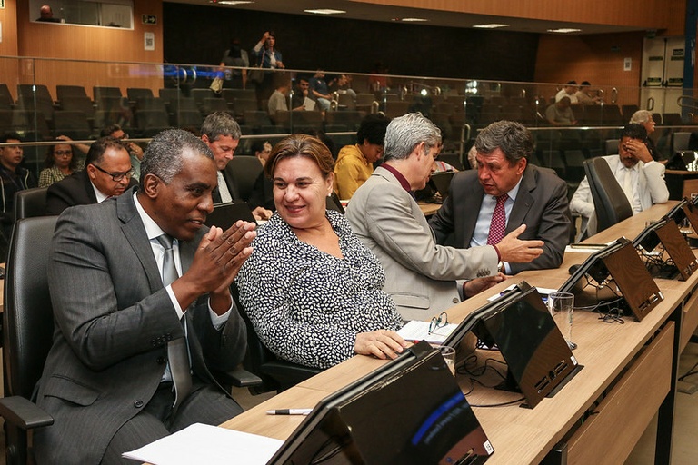 Em primeira votação, Câmara aprova Projeto de Lei que majora em dez vezes a multa para empresas que não retirarem fios inutilizados de postes