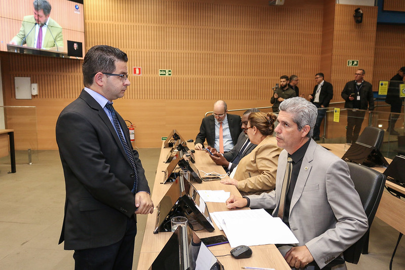 Câmara aprova, em 1ª análise, Projeto de Lei que flexibiliza a proibição do uso de celular nos bancos
