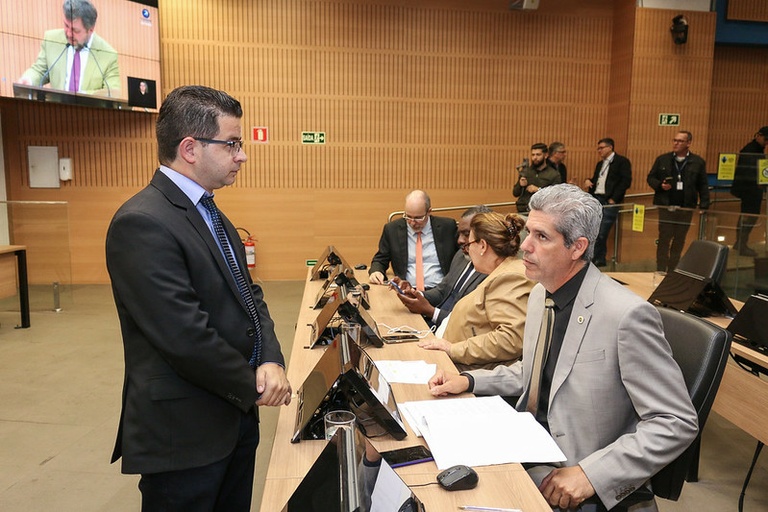 Câmara aprova, em 1ª análise, Projeto de Lei que flexibiliza a proibição do uso de celular nos bancos