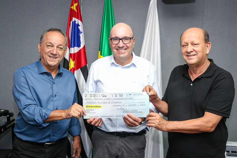 Mesa da Câmara entrega cheque simbólico de R$ 17,5 milhões ao Executivo: prefeito agradece e diz que definirá destinação junto com vereadores