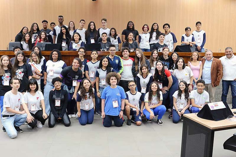 Retrospectiva 2023: em outubro, vereadores aprovaram lei que pune quem acorrenta animais e edição 2023 do Parlamento Jovem encerrou atividades