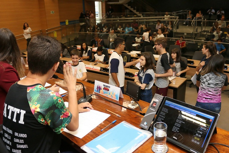 Retrospectiva 2023: retomada do Parlamento Jovem e Projetos de Lei envolvendo escolas marcam o mês de abril